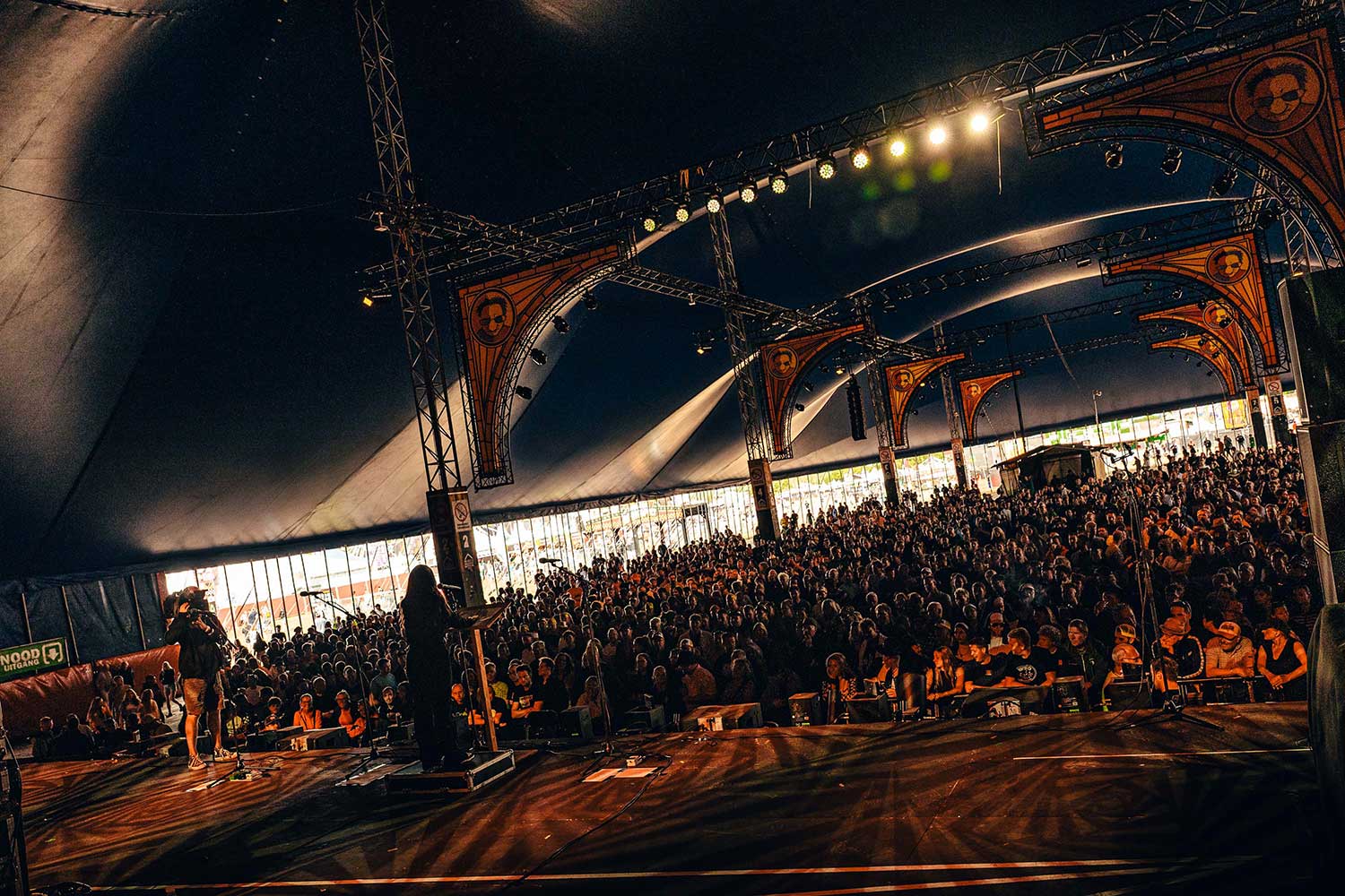 Podium en publiek in de MEGAtent tijdens Zwarte Cross 2026