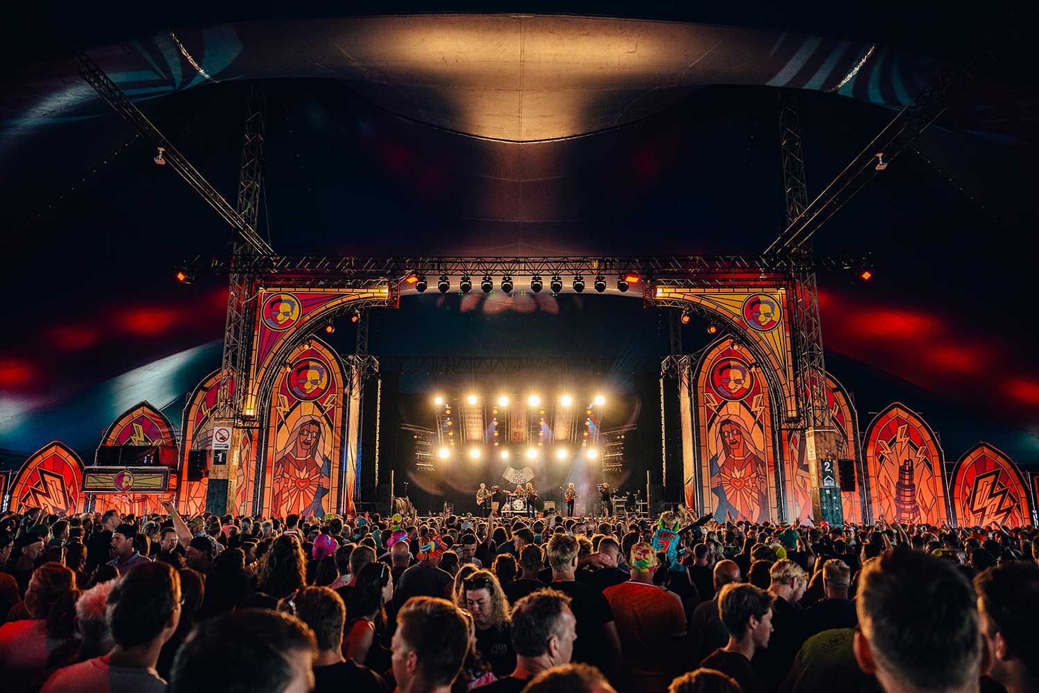 SEEBURG Acoustic Line systeem op het podium van de MEGAtent
